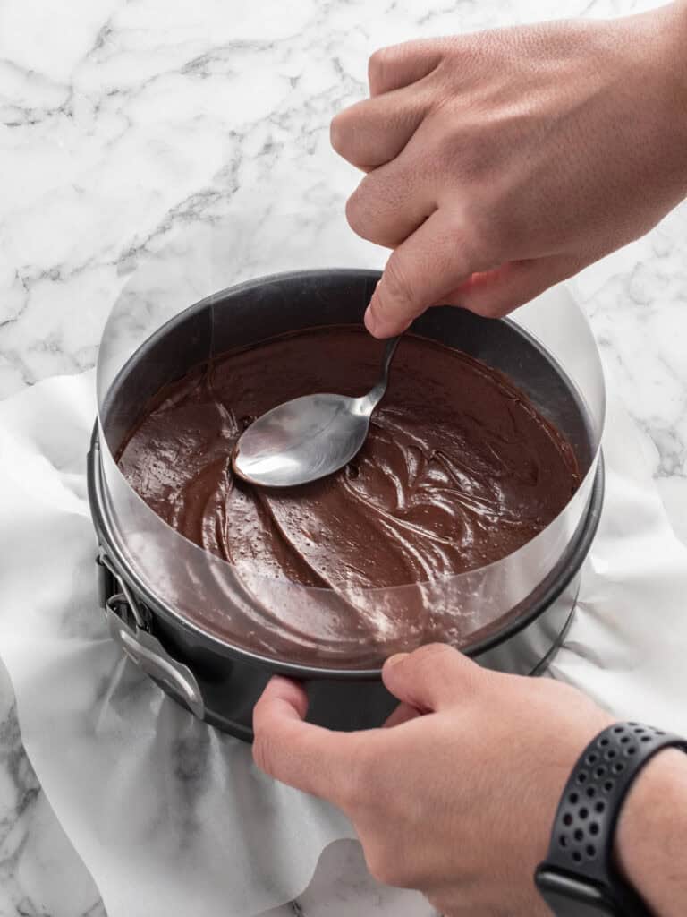 Spreading a quarter of the pastry cream on top of the hazelnut cake sponge