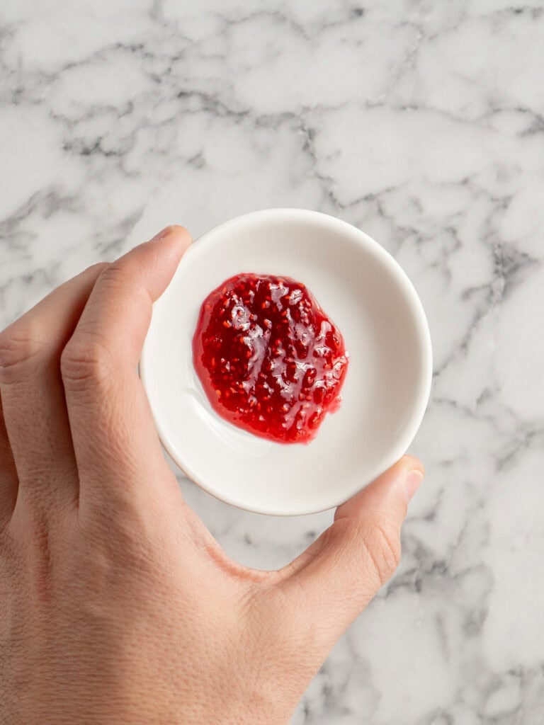 Testing the setting consistency of the jam on a cold saucer