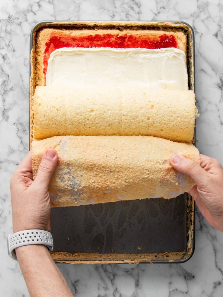 Rolling up the filled filled cake