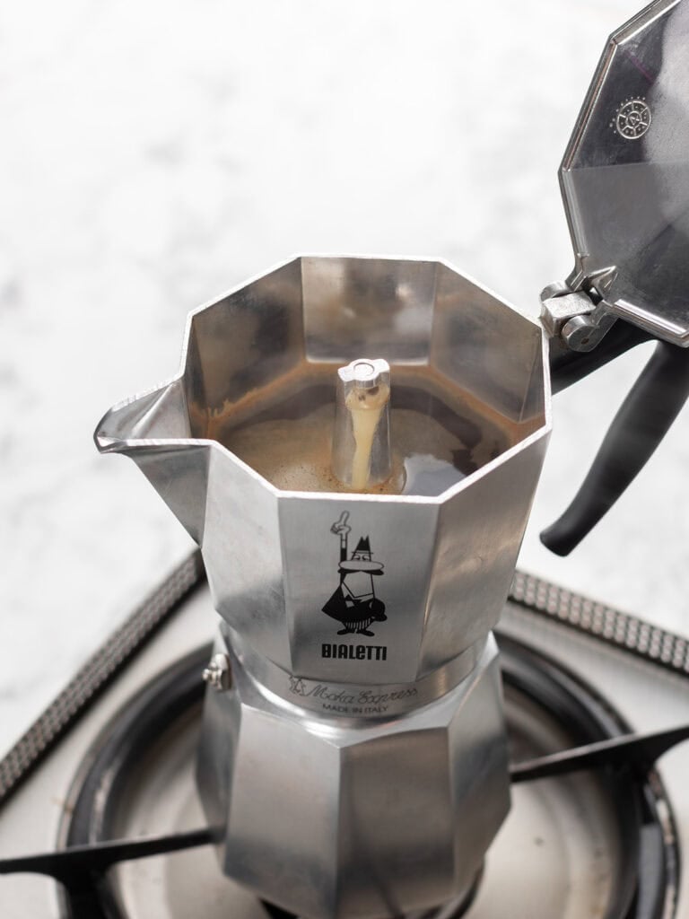 Gently heat the cafetera until the vessel fills up