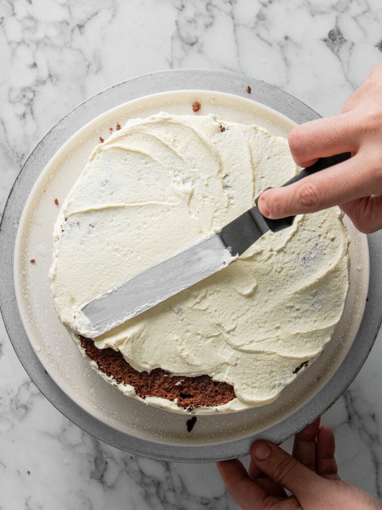 Covering the cake in Chantilly cream